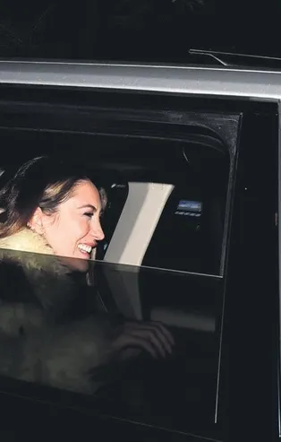 Merve Oflaz'dan ilginç hareket! Sevgilisinin arabasına binerken...