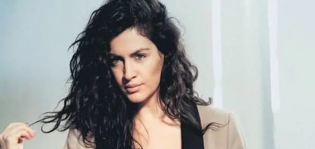 Basını görünce süslendi!