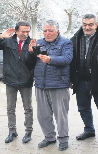 Memleketlerini güvenlik kamerasından izleyerek hasret gideriyor