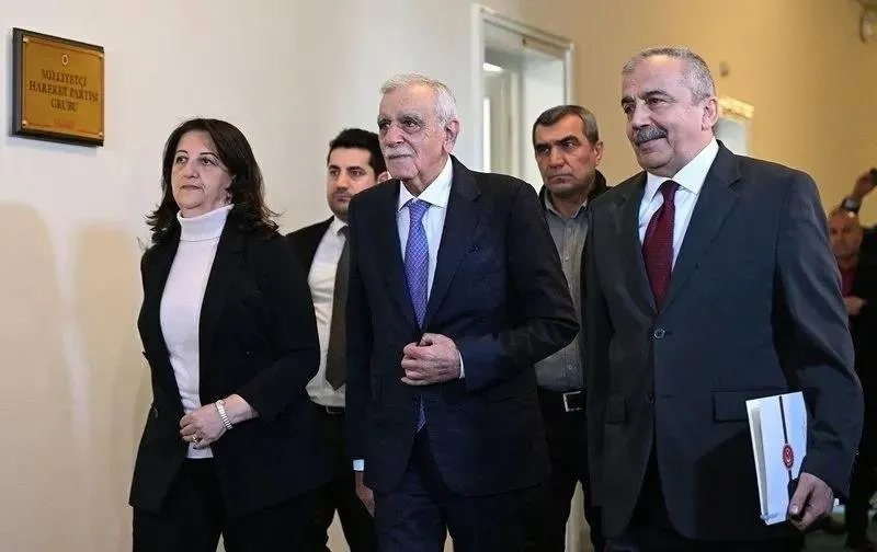 DEM'li Pervin Buldan ile Sırrı Süreyya Önder PKK elebaşı Öcalan ile görüştükten sonra Ahmet Türk ile birlikte TBMM'deki partileri bilgilendirdi (Takvim.com.tr)
