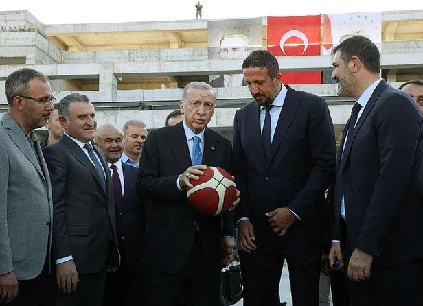 baskan-erdogan-basketbol-gelisim-merkezinin-santiyesinde-incelemelerinin-ardindan-aciklamalarda-bulundu-1690563508681.jpeg Başkan Erdoğan, Basketbol Gelişim Merkezi'nin şantiyesinde incelemelerinin ardından açıklamalarda bulundu-5
