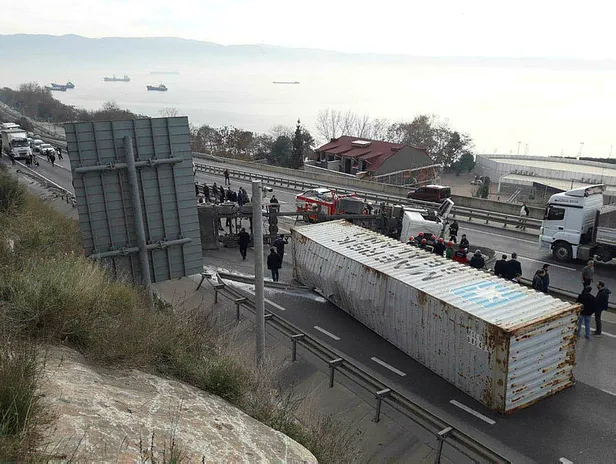 TIR refüje devrildi, D-100 ulaşıma kapandı-2