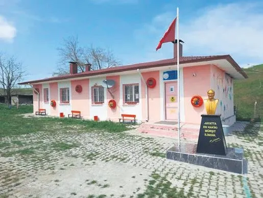 Öğretmen Hasan Kartal, öğrencilerine sadece okuma-yazma değil sebze yetiştirmeyi de öğretti-2