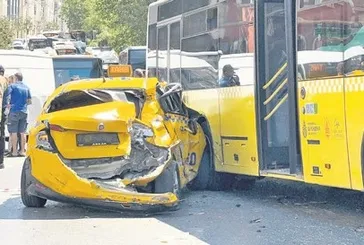 İstanbul'da fren arızası faciası: İETT otobüsü 10 araca çarptı, 6 yaralı