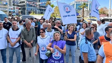 CHP'li Konak Belediyesinde tazminat krizi devam ediyor! Memurlar hakları için meydana indi