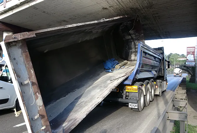 Trabzon’da tır köprüye sıkıştı