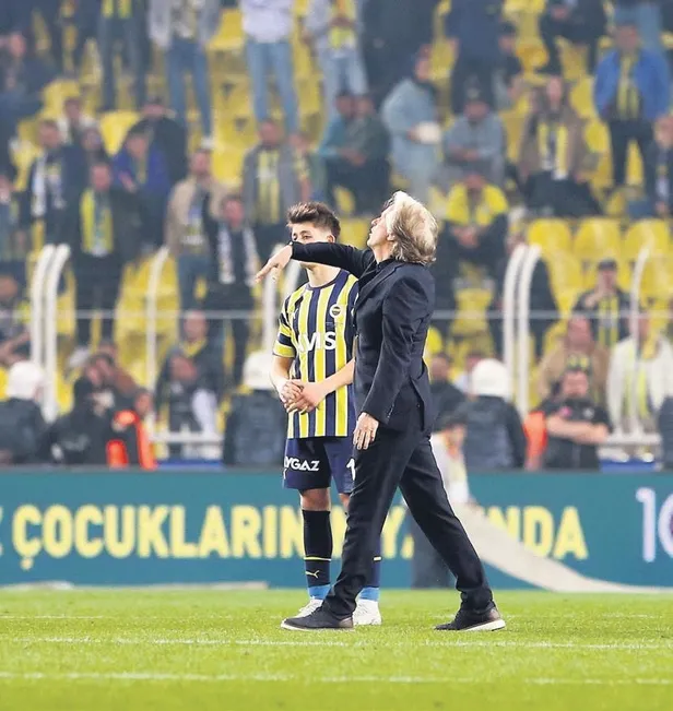 jorge-jesustan-fenerbahce-taraftarina-olay-hareket-1682379898579.jpeg Jorge Jesus'tan Fenerbahçe taraftarına olay hareket-2
