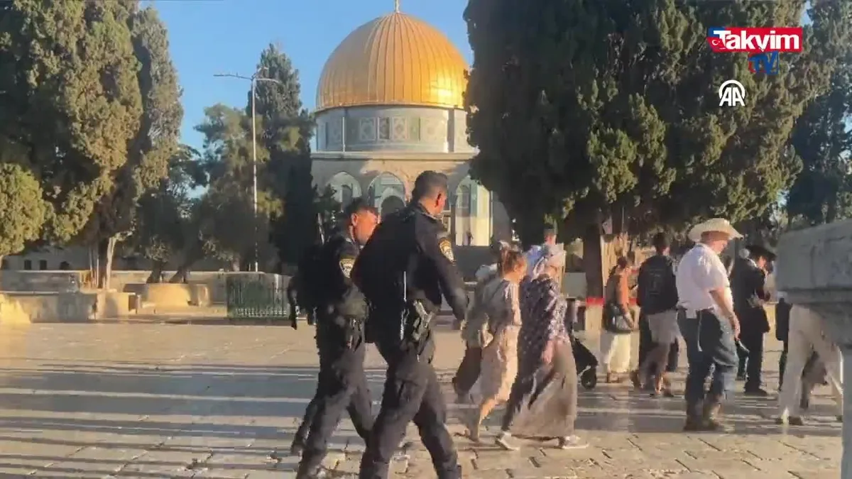 Filistin topraklarını gasbeden fanatik İsrailliler Mescid-i Aksa'ya baskın düzenledi