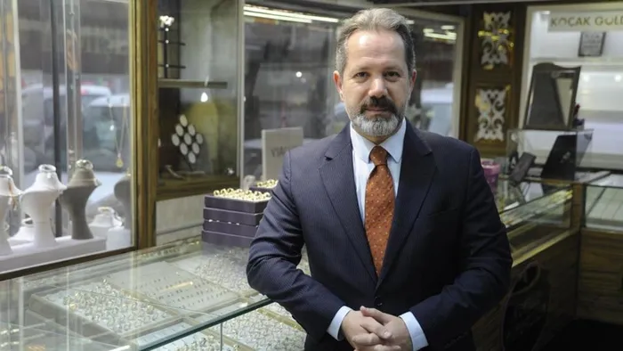 az-evvel-duyuruldu-islam-memis-cok-dikkat-edilmesi-gerekiyor-diyerek-uyardi-2024-yilinda-altin-fiyatlari-1701289188977.jpg 2024 yılında altın fiyatları... İslam Memiş 'Çok dikkat edilmesi gerekiyor' diyerek uyardı!-2