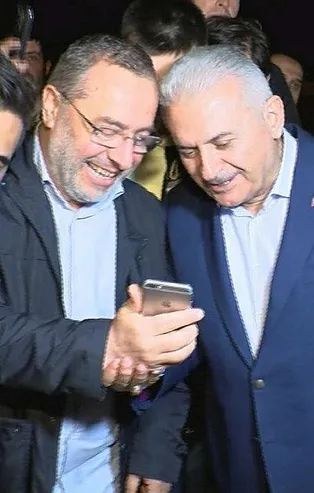 Binali Yıldırım'a sabah namazı çıkışı yoğun ilgi