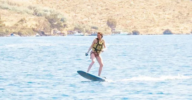 Yasemin Allen’den denizde sörf keyfi