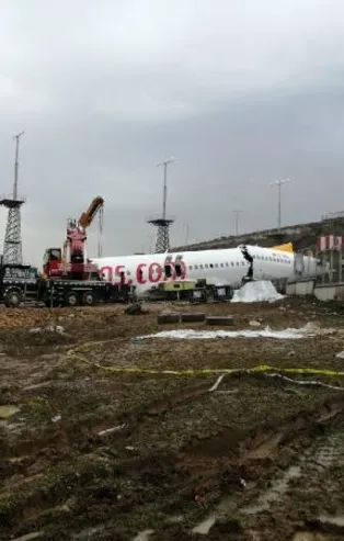 Sabiha Gökçen'deki Pegasus uçağının enkaz kaldırma çalışmaları 4. gününde
