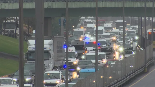 son-dakika-istanbulda-trafik-cilesi-bitmek-bilmiyor-yogunluk-yuzde-80e-dayandi-1633102185641.jpg