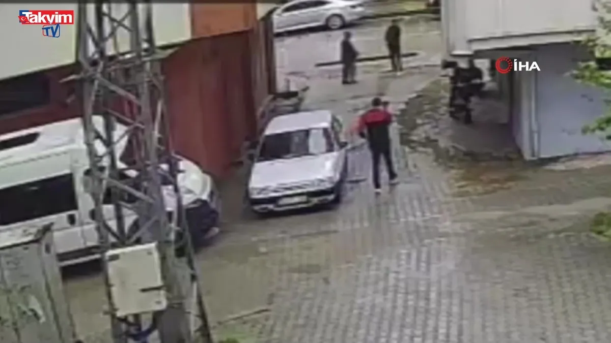 Sokakta kuzen dehşeti! Vurulma anı kamerada