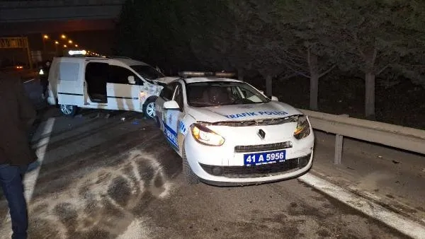 1704167761919.jpeg Düzensiz göçmenleri taşıyan araç polis aracına çarptı: 18 yaralı-4