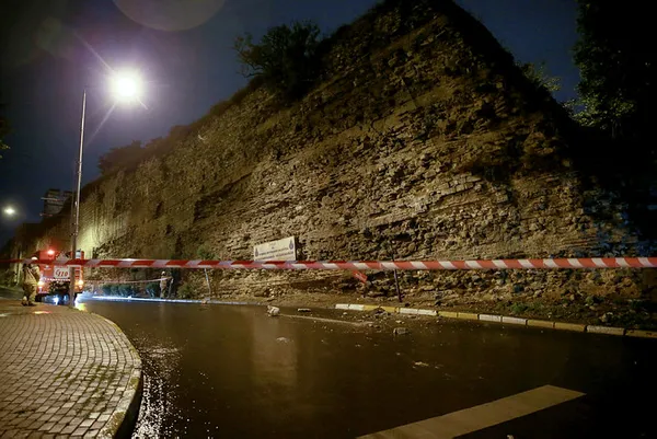 topkapida-surlardan-kopan-taslar-yola-savruldu-1592203000668.jpg Topkapı'da surlardan kopan taşlar yola savruldu-2