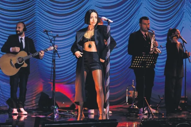 meme-kanserinde-sembol-haline-gelen-pembe-top-9-kez-saha-indi-hava-atisini-unlu-oyuncu-pinar-deniz-gerceklesti-1666480131095.jpeg Meme kanserinde sembol haline gelen Pembe Top 9. kez saha indi! Hava atışını ünlü oyuncu Pınar Deniz gerçekleştirdi-14