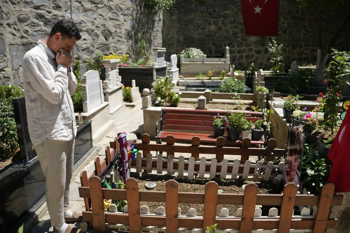 1779884300426.jpeg Mattia Ahmet’in ailesi bayramda çocuklarının mezarı başında dua etti-3