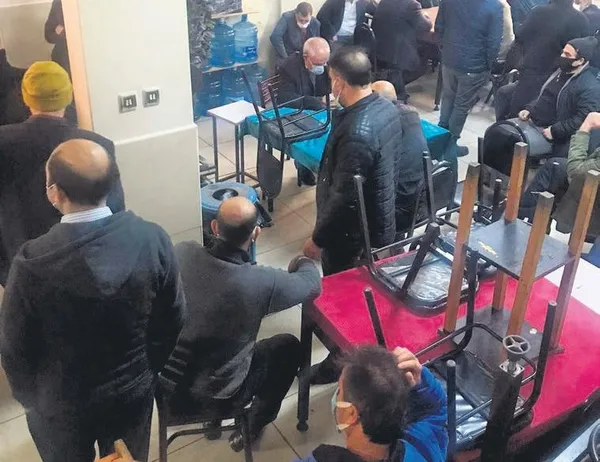 Kumarbazlar kıraathaneyi manava çevirdi: Batak partisi düzenledi-6