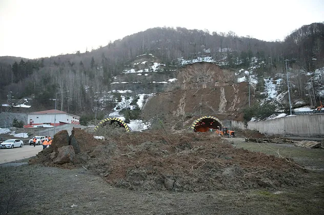 Bolu Dağı Tüneli'nde yol açma çalışmaları sürüyor