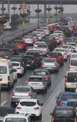 İstanbul'da yağış trafiği felç etti!