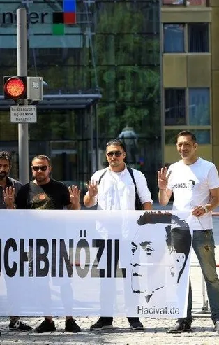 Almanya, Mesut Özil için ayakta