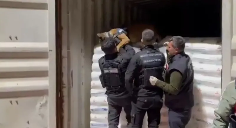 uluslararasi-uyusturucu-sebekesine-buyuk-engel-106-kilo-zehir-sokaklara-ulasmadan-yakalandi-1776547670394.jpeg Zehir şebekesinin "Panama" oyunu bozuldu: 500 milyonluk uyuşturucu sokaklara ulaşmadan yakalandı-3