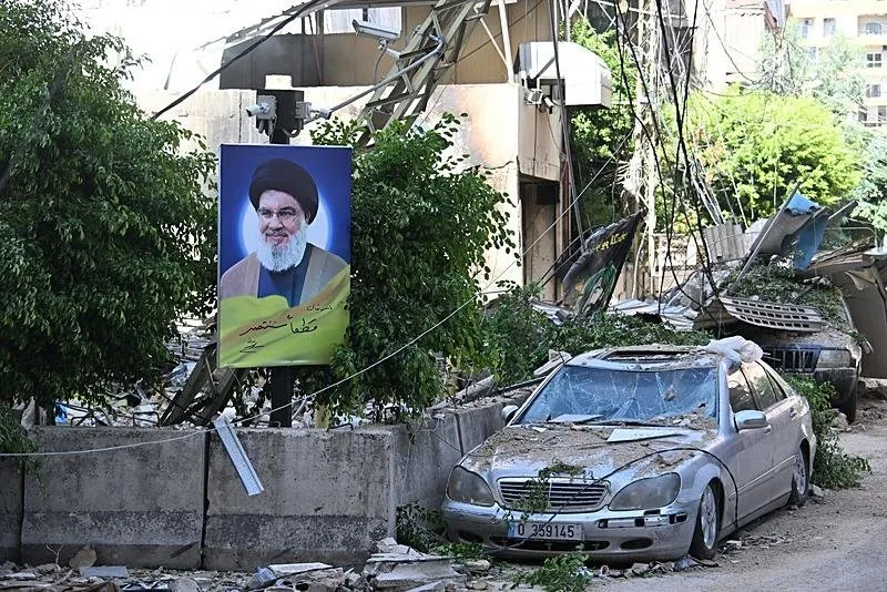 İsrail ordusunun Lübnan'ın başkenti Beyrut'un güneyinde Hizbullah'ın kalesi olarak nitelendirilen Dahiye bölgesine günlerdir düzenlediği saldırılar sonucu bölgede büyük yıkıma neden oldu. Bölgenin her tarafında İsrail saldırısında öldürülen Hizbullah lideri Hasan Nasrallah'ın posterleri görülüyor. (AA)