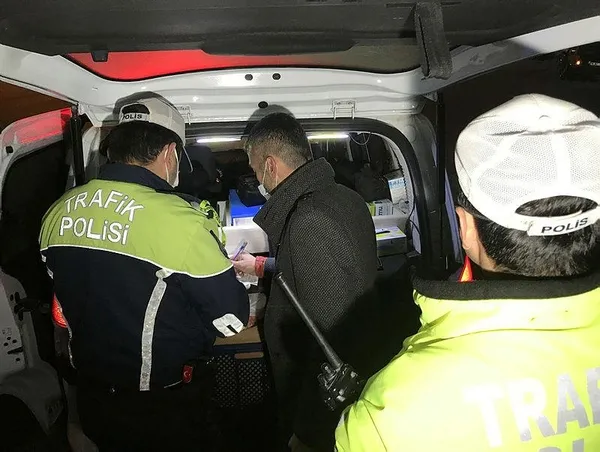 Karabük'te akıllara durgunluk veren olay! Polisten ceza yiyen alkollü adam önce türkü söyledi sonra göbek attı-6