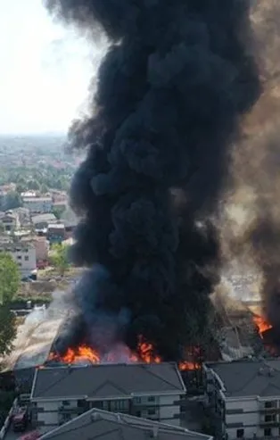 Sakarya'da bir marketin deposunda yangın çıktı!