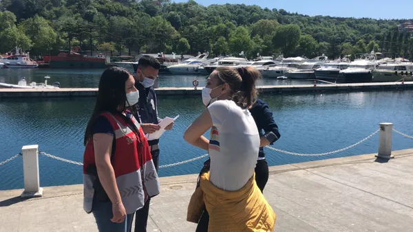 sokaga-cikma-kisitlamasina-ragmen-istanbul-bogazinda-yuzenler-polisi-gorunce-giyinmeden-kacti-1620974949581.jpg Sokağa çıkma kısıtlamasına rağmen İstanbul Boğazı'nda yüzenler polisi görünce giyinmeden kaçtı-2