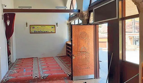 bursadaki-tarihi-camiye-tepki-ceken-restorasyon-kebapci-kapisi-1603086574492.jpg Bursa'daki tarihi camiye tepki çeken restorasyon: Kebapçı kapısı-2