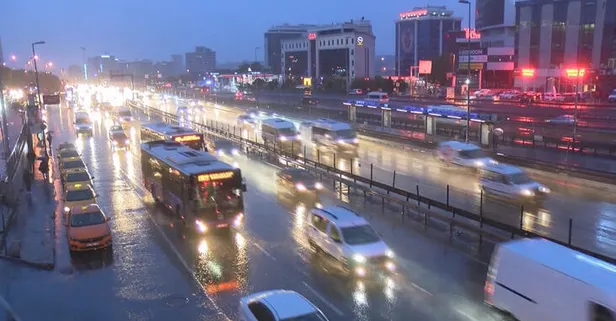 İstanbul'da yağış başladı! Trafik felç oldu