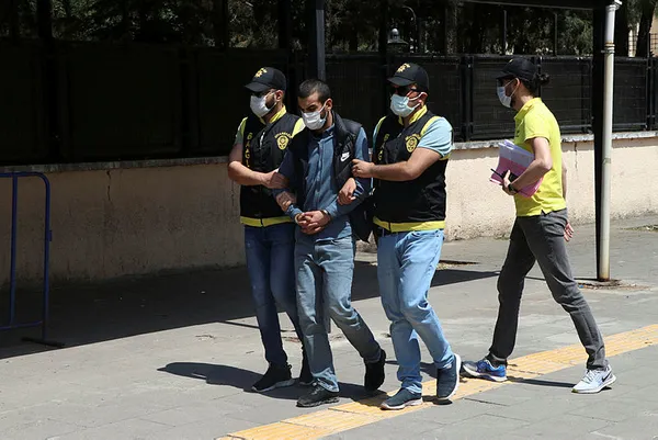 7-ayri-suctan-aranan-kisi-koronavirus-denetiminde-yakalandi-1620388429217.jpg 7 ayrı suçtan aranan kişi koronavirüs denetiminde yakalandı-3