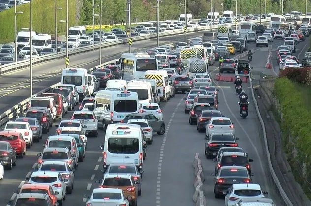 İstanbul'da trafik kilitlendi! YOL DURUMU