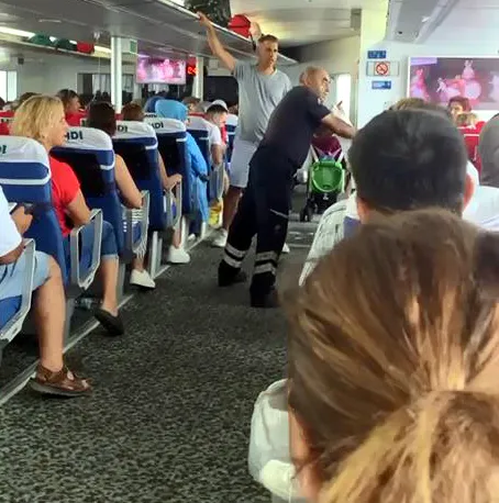 marmara-denizinin-ortasinda-korku-dolu-anlar-1690533221481.jpg Marmara Denizi'nin ortasında korku dolu anlar-3