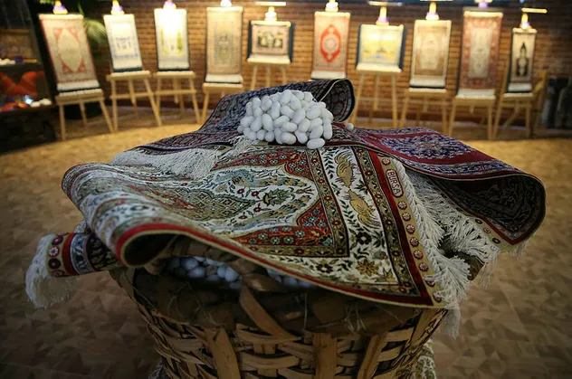 Bursa'da Osmanlı'nın dokuma tekniğiyle ipek kumaşlara tarihi motifleri işliyorlar