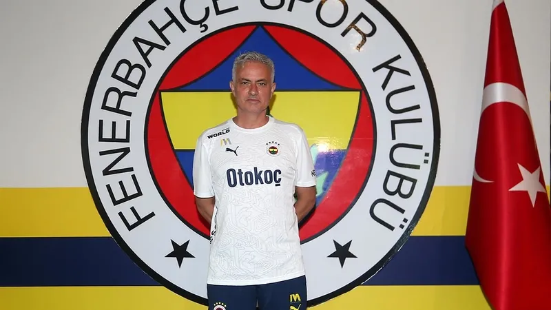 jose-mourinho-yildizlari-gozunun-yasina-bakmadan-gonderiyor-fenerbahcede-6-ayrilik-birden-var-1720119867721.jpg