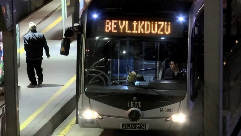 beylikduzunde-metobus-arizasi-olum-getirdi-kontrol-icin-aractan-inen-sofore-baska-metrobus-carpti-1707458067641.jpeg Beylikdüzü'nde metrobüs arızası ölüm getirdi! Kontrol için araçtan inen şoföre başka metrobüs çarptı: Kaza anı kamerada-3