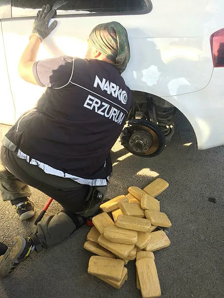 emekli-polisin-otomobilinde-yaklasik-62-kilo-eroin-cikti-1600619296364.jpg