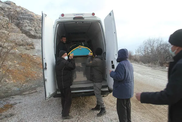 otel-odasinda-bogularak-olduruldu-teyzesinin-feryatlari-yurek-dagladi-akrabasi-da-tecavuz-etmis-1647843312542.jpg Otel odasında yarı çıplak cesedi bulundu! Teyzesinin feryatları yürek dağladı! Akrabası da tecavüz etmiş...-2