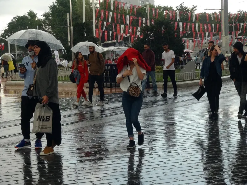 Meteoroloji uyarmıştı! Taksim'de vatandaşlar yağmura hazırlıksız yakalandı - 6