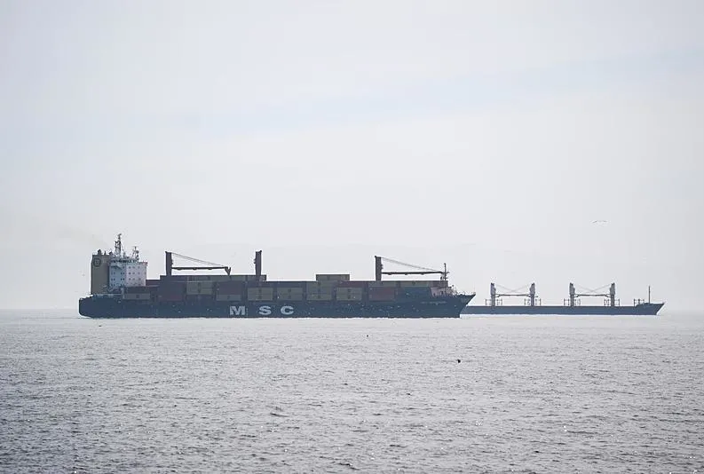 Bakırköy’de karaya oturan gemi kurtarıldı!