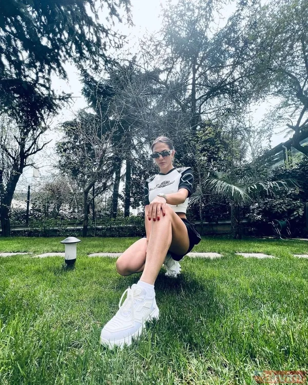 Demet Özdemir çiçekli bikinisiyle arz-ı endam etti! Tekne pozları ortalığı kavurdu! Oğuzhan Koç’un müstakbel eşi sosyal medyayı salladı - 9