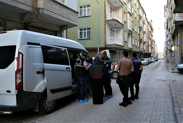 elazigda-yabanci-uyruklu-bir-sahis-kizi-vermediler-diye-ates-acti-2-yarali-10-gozalti-1591689946127.jpg Elazığ’da yabancı uyruklu bir şahıs, kızı vermediler diye ateş açtı: 2 yaralı, 10 gözaltı-5