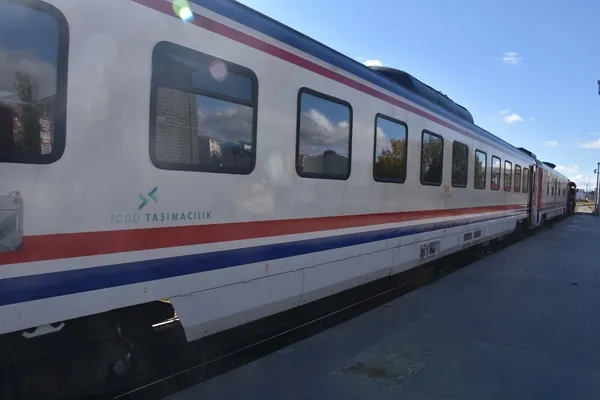 yuk-treni-demir-yoluna-dusen-kaya-parcalarina-carpti-1665397544672.jpg Yük treni, demir yoluna düşen kaya parçalarına çarptı-3