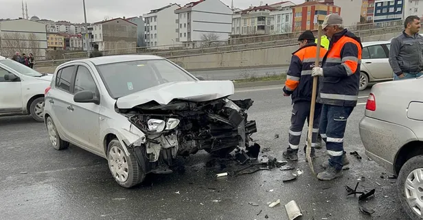 Arnavutköy'de kontrolden çıkan araç karşı şeride geçti! Bir başka otomobille kafa kafaya çarpıştı