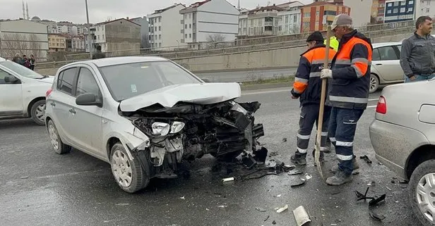 Arnavutköy’de kontrolden çıkan araç karşı şeride geçti! Bir başka otomobille kafa kafaya çarpıştı