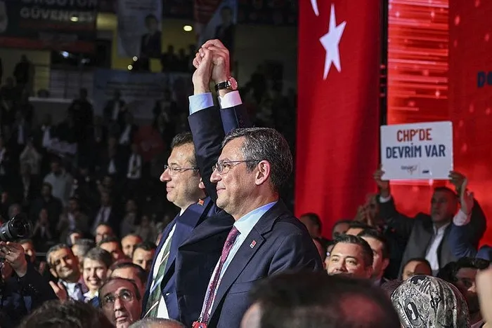 kilicdaroglunu-deviren-ozgur-ozeli-koltuga-getiren-50-milyon-dolar-chp-kara-paraya-dustu-laleliden-ankaraya-im-1699431510676.jpeg Kılıçdaroğlu'nu deviren Özgür Özel'i koltuğa getiren 50 milyon dolar! CHP kara paraya düştü: Laleli'den Ankara'ya İmamoğlu'nun delege avı-3