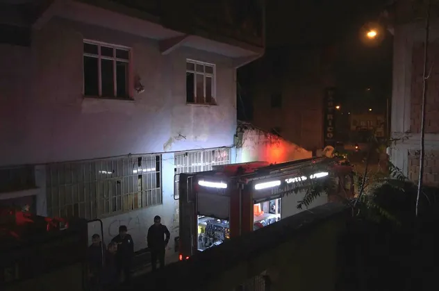 Bursa'da çöp dolu evde korkutan yangın!